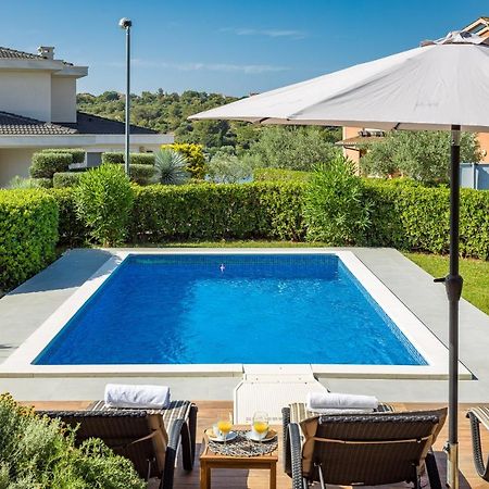 Lovely Istrian Apartment With A Private Swimming Pool And A Charming Garden Banjole Exteriör bild