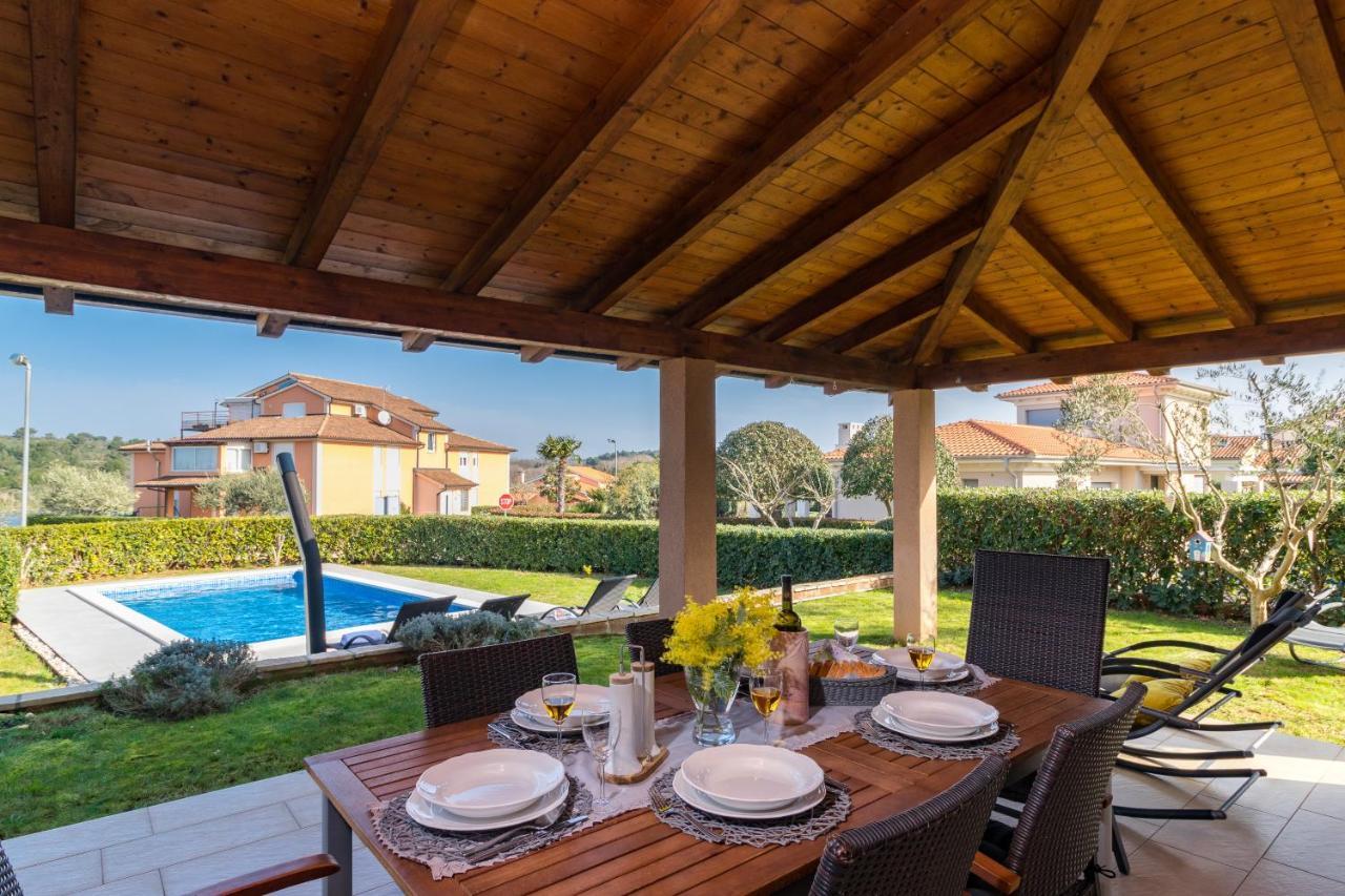Lovely Istrian Apartment With A Private Swimming Pool And A Charming Garden Banjole Exteriör bild
