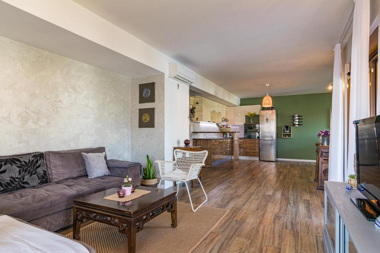 Lovely Istrian Apartment With A Private Swimming Pool And A Charming Garden Banjole Exteriör bild